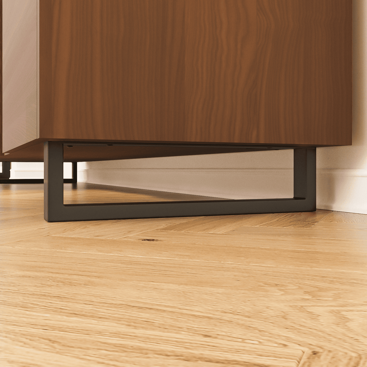 Nahaufnahme: Möbelfüße GRAZ in Schwarz, 10 cm hoch, montiert unter einem Sideboard mit Holzfront