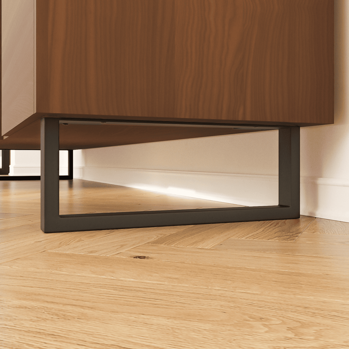 Nahaufnahme: Möbelfüße GRAZ in Schwarz, 15 cm hoch, montiert unter einem Sideboard mit Holzfront