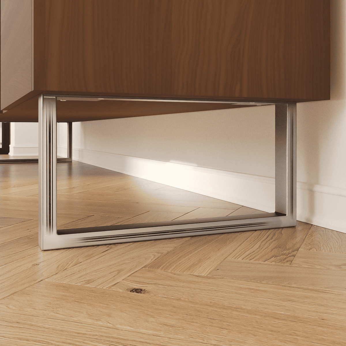 Nahaufnahme: Möbelfüße GRAZ im Industrial-Finish, 20 cm hoch, montiert unter einem Sideboard mit Holzfront