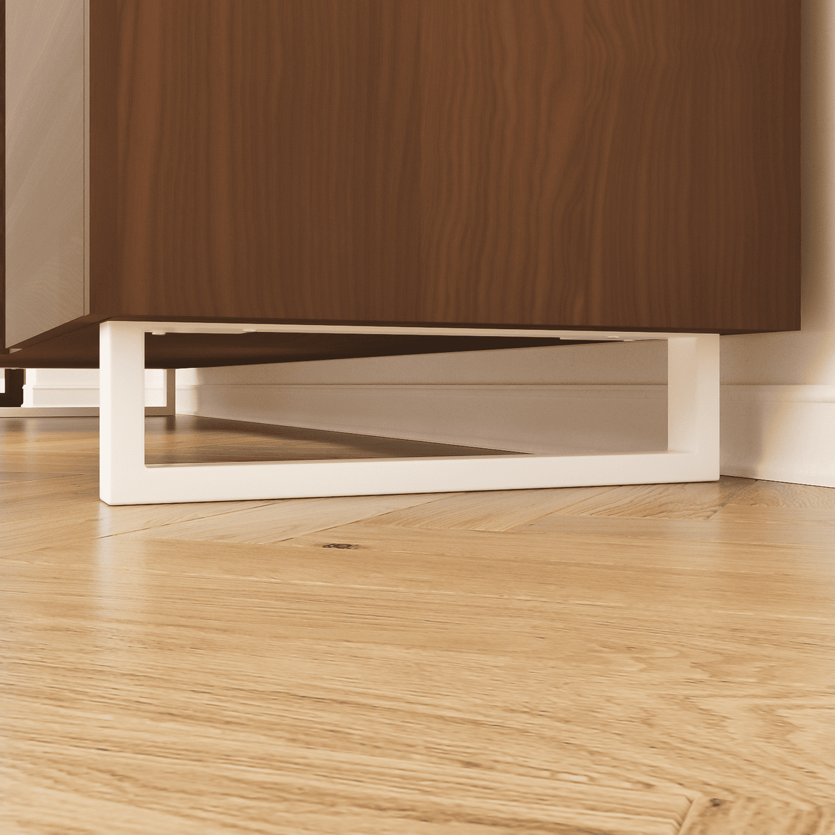 Nahaufnahme: Möbelfüße GRAZ in Weiß, 10 cm hoch, montiert unter einem Sideboard mit Holzfront