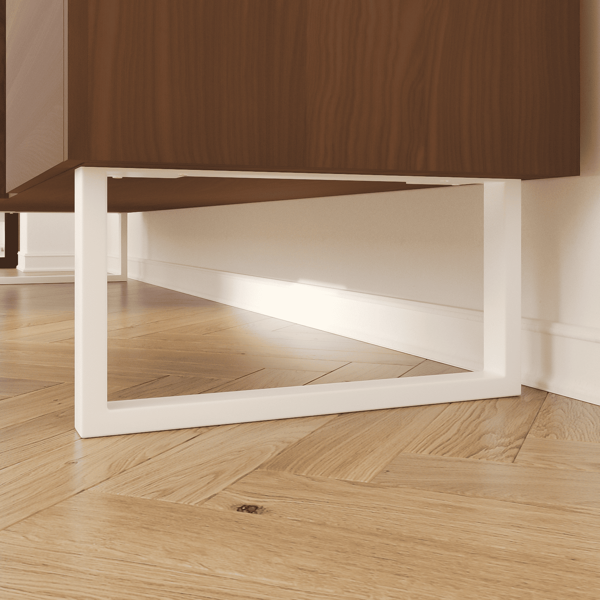Nahaufnahme: Möbelfüße GRAZ in Weiß, 20 cm hoch, montiert unter einem Sideboard mit Holzfront